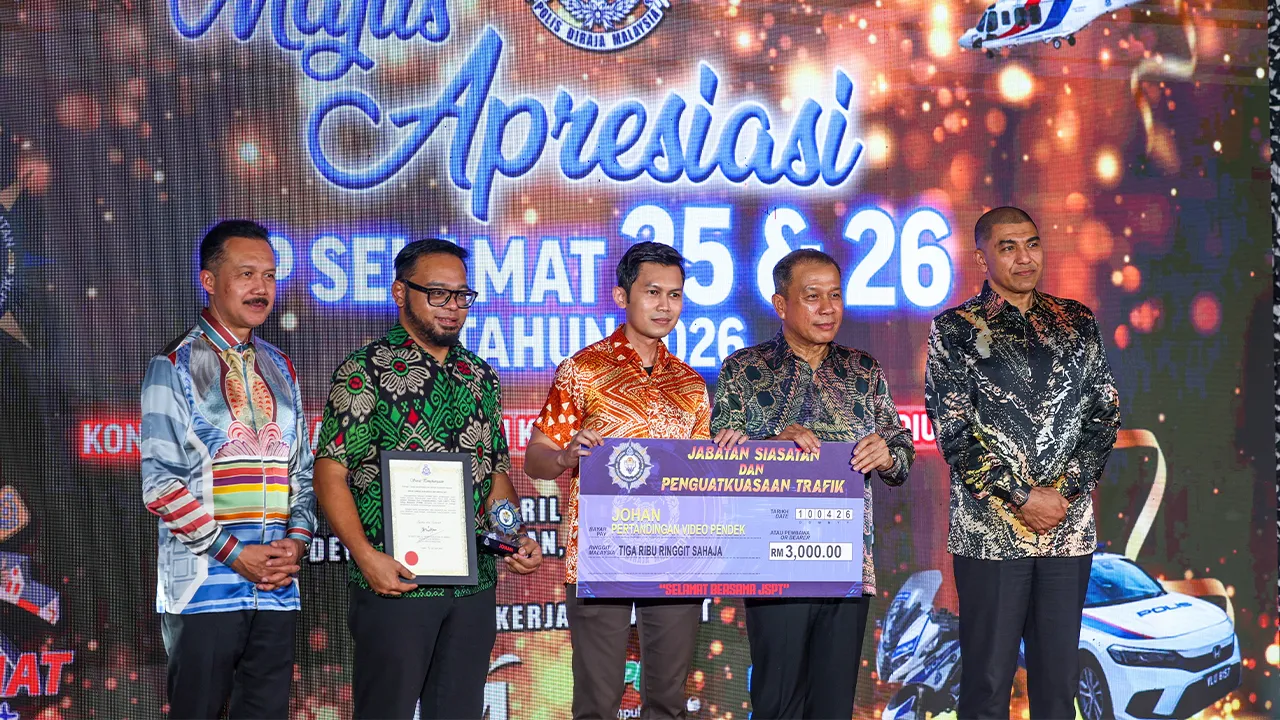 KUALA LUMPUR, 10April -- Ketua Polis Negara Datuk Seri Mohd Khalid Ismail (dua kanan) menyampaikan hadiah filem pendek sempena Op Selamat pada Majlis Apresiasi Op Selamat 25 dan 26 Tahun 2026 di Pusat Latihan Polis (PULAPOL) malam ini.  Turut sama Pengarah Jabatan Pencegahan Jenayah dan Keselamatan Komuniti Bukit Aman Datuk Seri Mohd Yusri Hassan Basri (kiri) dan Pengarah Jabatan Siasatan dan Penguatkuasaan Trafik (JSPT) Bukit Aman Datuk Seri Muhammed Hasbullah Ali (kanan).   -- fotoBERNAMA (2026) HAK CIPTA