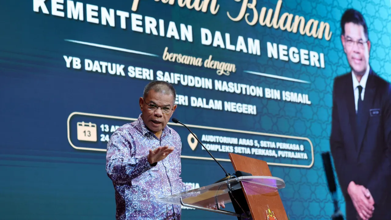 PUTRAJAYA, 13 April -- Menteri Dalam Negeri Datuk Seri Saifuddin Nasution Ismail ketika berucap pada Perhimpunan Bulanan Kementerian Dalam Negeri (KDN) Bagi Bulan April 2026 di Auditorium Setia Perkasa, Kompleks Setia Perkasa hari ini.  --fotoBERNAMA (2026) HAK CIPTA TERPELIHARA