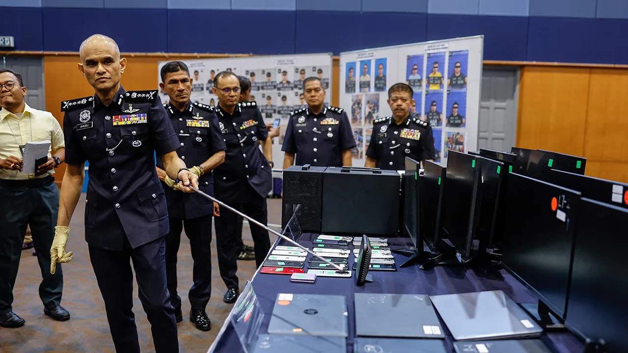 SHAH ALAM, 28 April -- Ketua Polis Selangor Datuk Shazeli Kahar (dua, kiri) menunjukkan barangan rampasan pada sidang media mengenai kejayaan tangkapan sindiket ‘Call Centre’ dan kejayaan sindiket pengedaran dadah jenis bunga ganja di Dewan D'Cerana, Ibu Pejabat Polis Kontinjen Selangor hari ini.  -- fotoBERNAMA (2026) HAK CIPTA TERPELIHARA