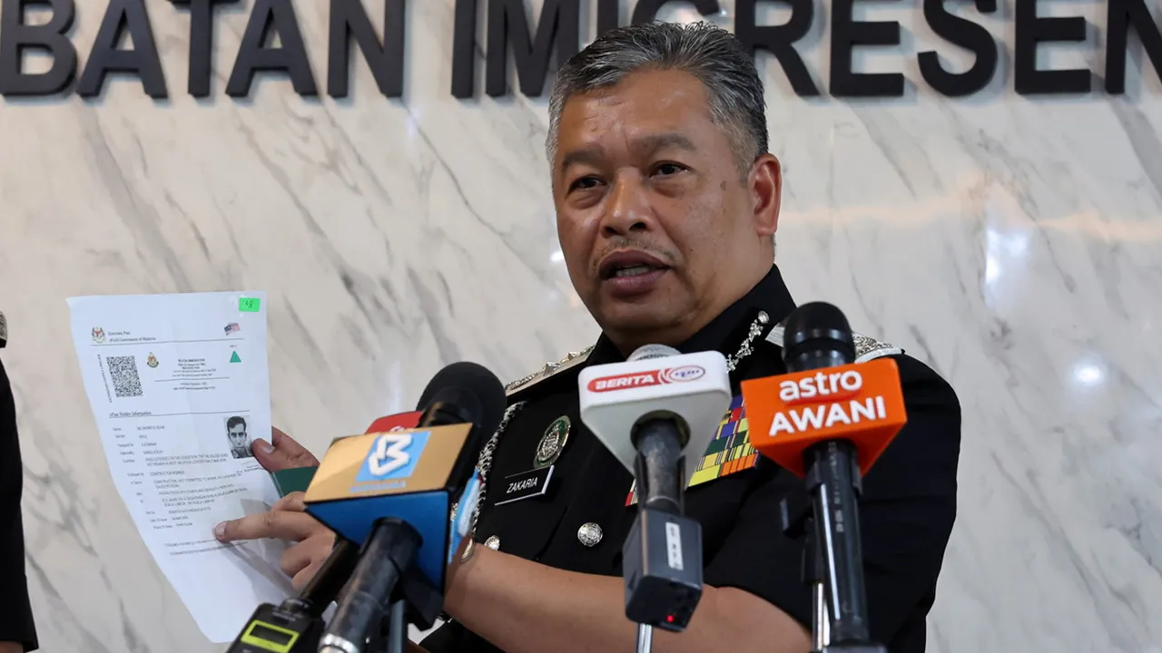 PUTRAJAYA, 14 Mei -- Ketua Pengarah Jabatan Imigresen Malaysia (JIM) Datuk Zakaria Shaaban ketika sidang media berkaitan Pemalsuan E-PLKS dan Ejen Haram di Jabatan Imigresen Malaysia hari ini.  --fotoBERNAMA (2025) HAK CIPTA TERPELIHARA