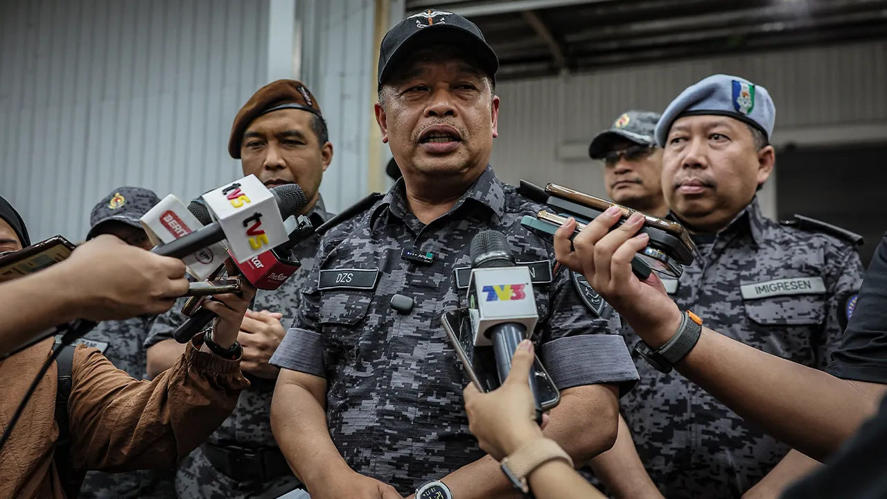 KUALA LUMPUR, 8 April -- Ketua Pengarah Jabatan Imigresen Malaysia (JIM) Datuk Zakaria Shaaban bercakap pada sidang media selepas Operasi Bersepadu di sebuah kilang besi Balakong, Cheras hari ini.  Dalam operasi bersepadu tersebut melaksanakan operasi bersepadu di dua buah kilang di Shah Alam dan Balakong Cheras hari ini dan berjaya menahan seramai 133 pendatang tanpa izin atas pelbagai kesalahan imigresen.  -- fotoBERNAMA (2026) HAK CIPTA TERPELIHARA