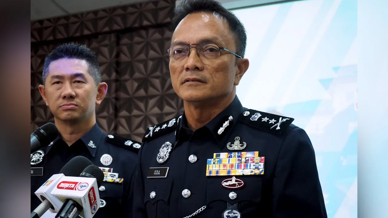 MELAKA, 29 April -- Ketua Polis Melaka Datuk Dzulkhairi Mukhtar (kanan) ketika bercakap kepada pemberita pada sidang media di Ibu Pejabat Polis Kontinjen (IPK) Melaka di Ayer Keroh di sini hari ini.  Polis menahan 45 individu membabitkan warga China, Vietnam dan Indonesia selepas menggempur dua premis di Taman Kota Bendahari di sini, yang dipercayai dijadikan pusat panggilan sindiket penipuan dalam talian pada 23 April lepas.  --fotoBERNAMA (2026) HAKCIPTA TERPELIHARA