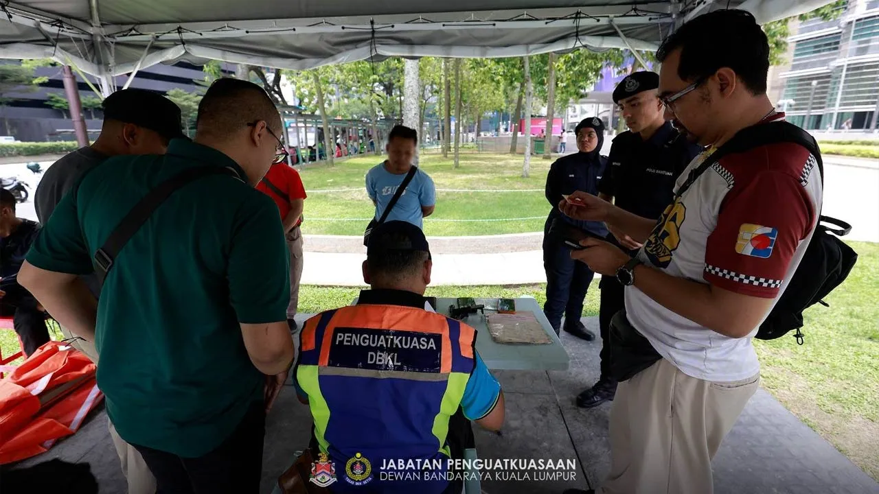 Dewan Bandaraya Kuala Lumpur (DBKL) dengan kerjasama Polis Diraja Malaysia (PDRM), Jabatan Imigresen Malaysia (JIM) dan Jabatan Pendaftaran Negara Malaysia (JPN) terus melaksanakan "Op Lens" Siri 6/2026 di kawasan tumpuan awam sekitar di Pintasan Saloma dan persiaran KLCC pada Ahad, 19 April 2026.