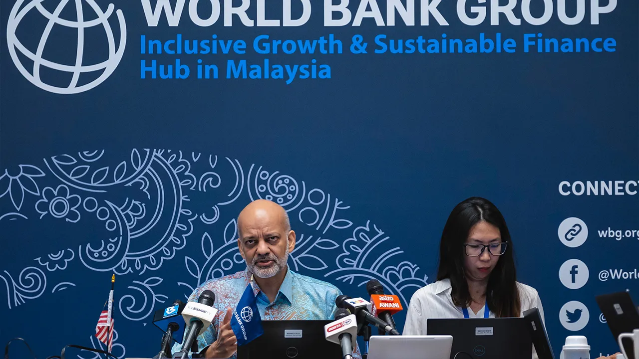 KUALA LUMPUR, April 9 -- World Bank Malaysia lead economist Dr Apurva Sanghi (left) speaks during the World Bank Malaysia media briefing on Part 1 of the Economic Monitor report at Sasana Kijang today.  --fotoBERNAMA (2026) COPYRIGHT RESERVED