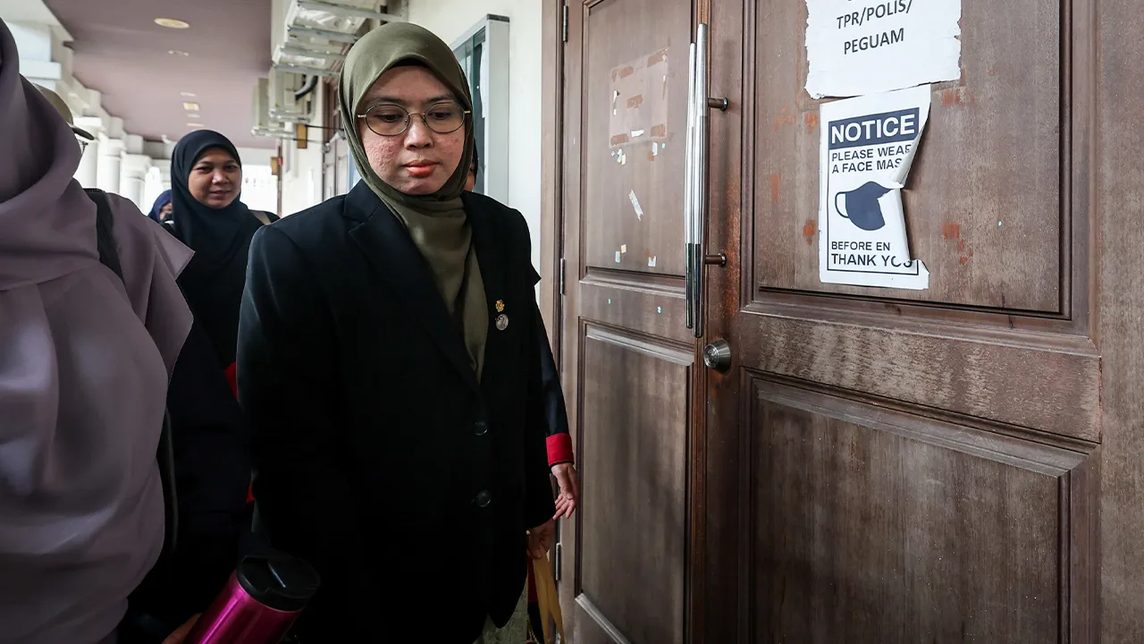 GEORGE TOWN, 3 Sept -- Ahli Parlimen Kepala Batas Dr Siti Mastura Muhammad hadir di Mahkamah Tinggi hari ini sebagai defendan dalam kes fitnah yang difailkan terhadapnya oleh veteran DAP Tan Sri Lim Kit Siang.  Kes tersebut berkaitan dengan kenyataan yang didakwa dibuat oleh Siti Mastura semasa satu ceramah politik, di mana beliau mengaitkan Lim Kit Siang dengan pemimpin Parti Komunis Malaya Chin Peng, dan bekas Perdana Menteri Singapura Lee Kuan Yew, yang didakwa sebagai satu konspirasi untuk menghancurkan