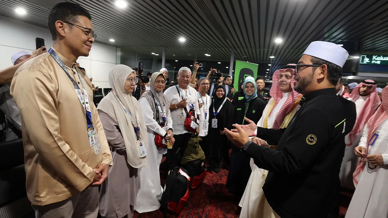 SEPANG, 18 April -- Menteri di Jabatan Perdana Menteri (Hal Ehwal Agama) Dr Zulkifli Hasan (kanan) menyantuni bakal Jemaah Haji pada Majlis Mengucapkan Selamat Jalan kepada Jemaah Haji Malaysia ke Tanh Suci Bagi Musim haji 1447H/2026M di Lapangan Terbang Antarabangsa Kuala Lumpur (KLIA) Terminal 1 hari ini.  Turut kelihatan Timbalan Menteri di Jabatan Perdana Menteri (Hal Ehwal Agama) Marhamah Rosli (tiga, kanan) dan Duta Besar Arab Saudi ke Malaysia Osamah Dakhel R. Al-Ahmadi (dua, kanan).  --fotoBERNAMA (