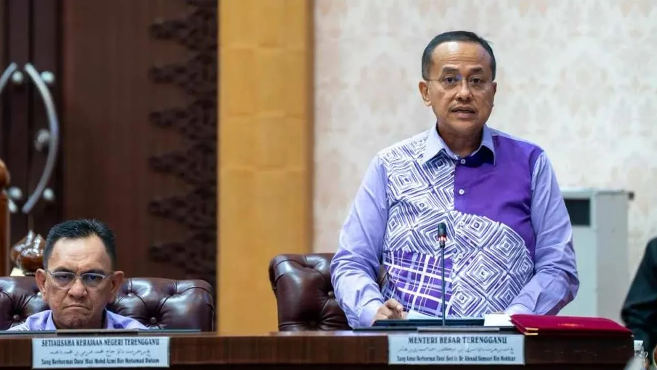 Ahmad Samsuri (kanan) ketika berucap pada pada Persidangan Dewan Undangan Negeri (DUN) Terengganu di Wisma Darul Iman di Kuala Terengganu pada Khamis.