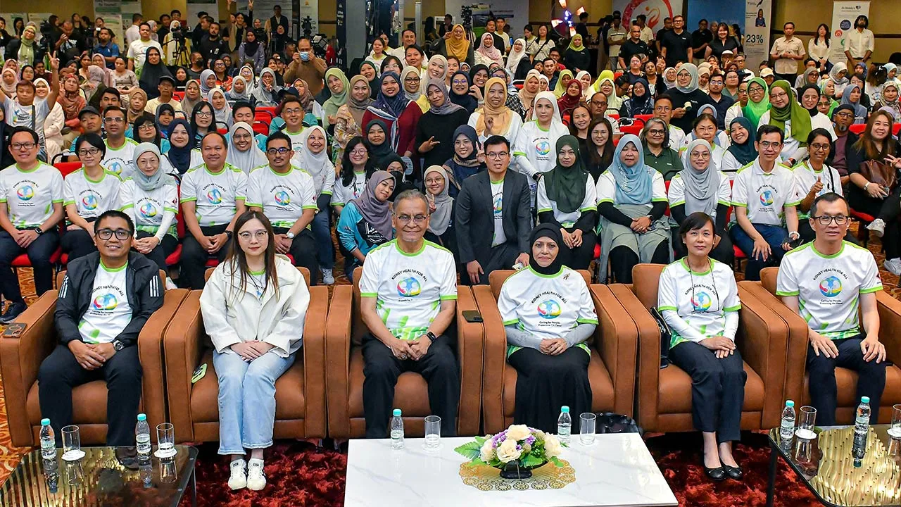 BANTING, 12 April -- Menteri Kesihatan Datuk Seri Dr Dzulkefly Ahmad (tiga, kiri) bergambar pada Majlis Pembukaan Sambutan Hari Buah Pinggang Sedunia 2026 di Dewan Banquet Wisma Majlis Bandaraya Shah Alam (MBSA) hari ini.  Turut hadir Exco Kesihatan dan Alam Sekitar Negeri Selangor Jamaliah Jamaluddin (dua, kiri) dan Ahli Lembaga Pengarah Yayasan Buah Pinggang Kebangsaan Malaysia (NKF) Dr Sunita Bavanandan (dua, kanan).