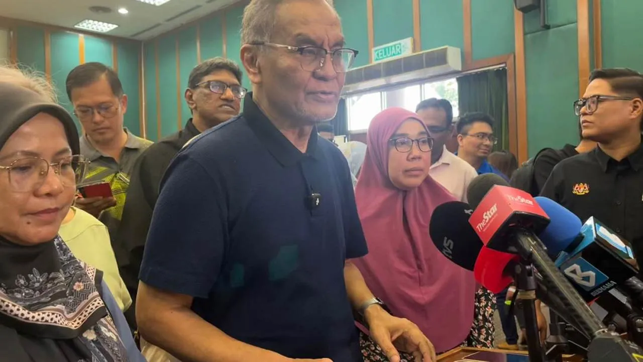 Dr Dzulkefly Awani
