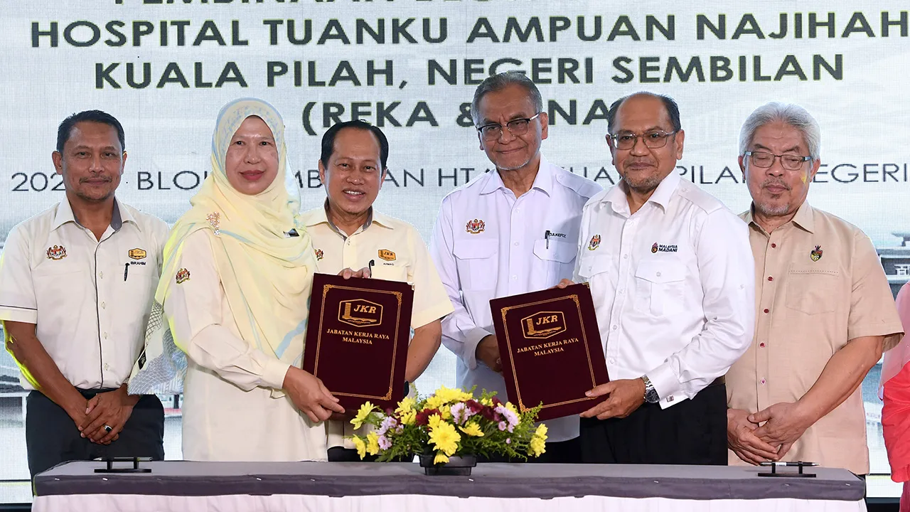 KUALA PILAH, 28 April -- Menteri Kesihatan, Datuk Seri Dr Dzulkefly Ahmad bersama Timbalan Menteri Kerja Raya, Datuk Seri Dr Ahmad Maslan menyaksikan penyerahan replika kunci Projek Pembinaan Blok Tambahan Hospital Tuanku Ampuan Najihah, Kuala Pilah, sempena Majlis Penyerahan hari ini.  Penyerahan tersebut diwakili oleh Pengarah Pembinaan PPK 1 JKR, Ir Suzzana Punari (dua kiri) dan Ketua Setiausaha Kementerian Kesihatan Malaysia, Datuk Seri Hasnol Zam Zam Ahmad (dua kanan).  --fotoBERNAMA (2026) HAK CIPTA T