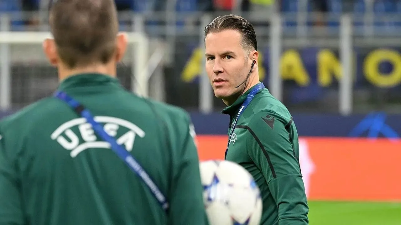 Pengadil kelahiran Belanda, Danny Makkelie, mencipta kontroversi selepas dalam satu video yang tular di laman media sosial menyaksikan dia terpaksa menjawab panggilan telefon ketika mengadili sebuah perlawanan final.