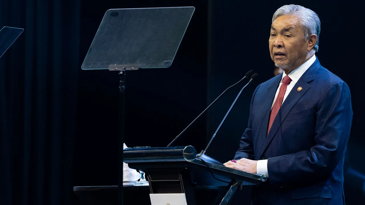 Timbalan Perdana Menteri, Datuk Seri Ahmad Zahid Hamidi hadir ke sidang media sempena Sambutan Hari Penguat Kuasa Kpdn Ke-54