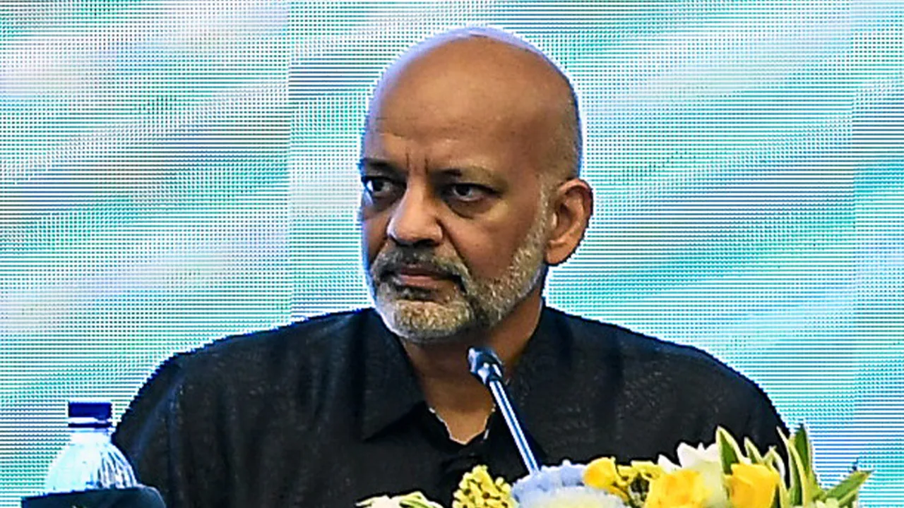 KUALA LUMPUR, 31 Mac -- Perdana Menteri Datuk Seri Anwar Ibrahim (dua, kiri) bercakap pada sesi Forum Ilmuwan Malaysia MADANI Siri 9, 'Memacu Ekonomi Malaysia: Peranan Sektor Kewangan dan Reformasi Struktur Dalam Mendepani Ketidaktentuan Geopolitik Global' di Sasana Kijang Kuala Lumpur malam ini.  Turut serta Menteri Kewangan Il Senator Datuk Seri Amir Hamzah Azizan (dua, kanan), Gabenor Bank Negara Malaysia Datuk Seri Shaik Abdul Rasheed Abdul Ghaffour (kiri) dan Ketua Ekonomi Bank Dunia di Malaysia Dr Apu