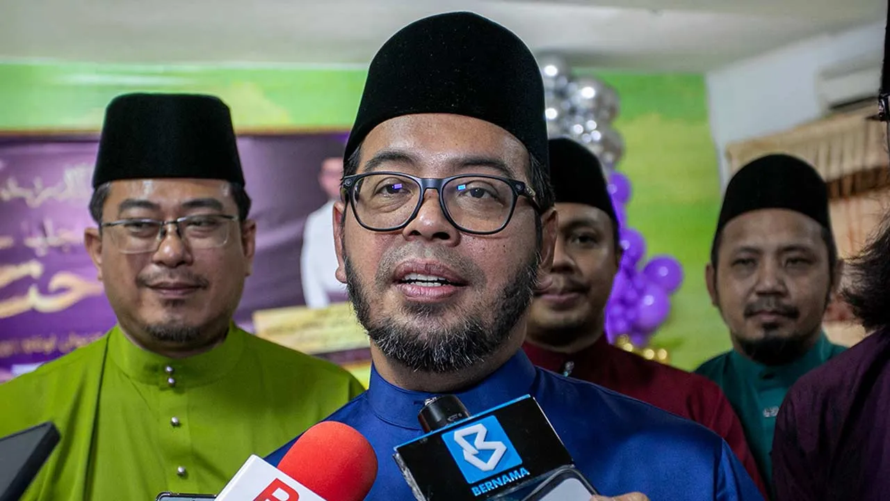 KUALA KANGSAR, 17 April -- Menteri di Jabatan Perdana Menteri (Hal Ehwal Agama) Senator Dr Zulkifli Hasan bercakap kepada media sempena Majlis Perasmian Ihtifal Madrasah Idrisiah 2026 di Madrasah Idrisiah, Bukit Chandan hari ini.  --fotoBERNAMA (2026) HAK CIPTA TERPELIHARA