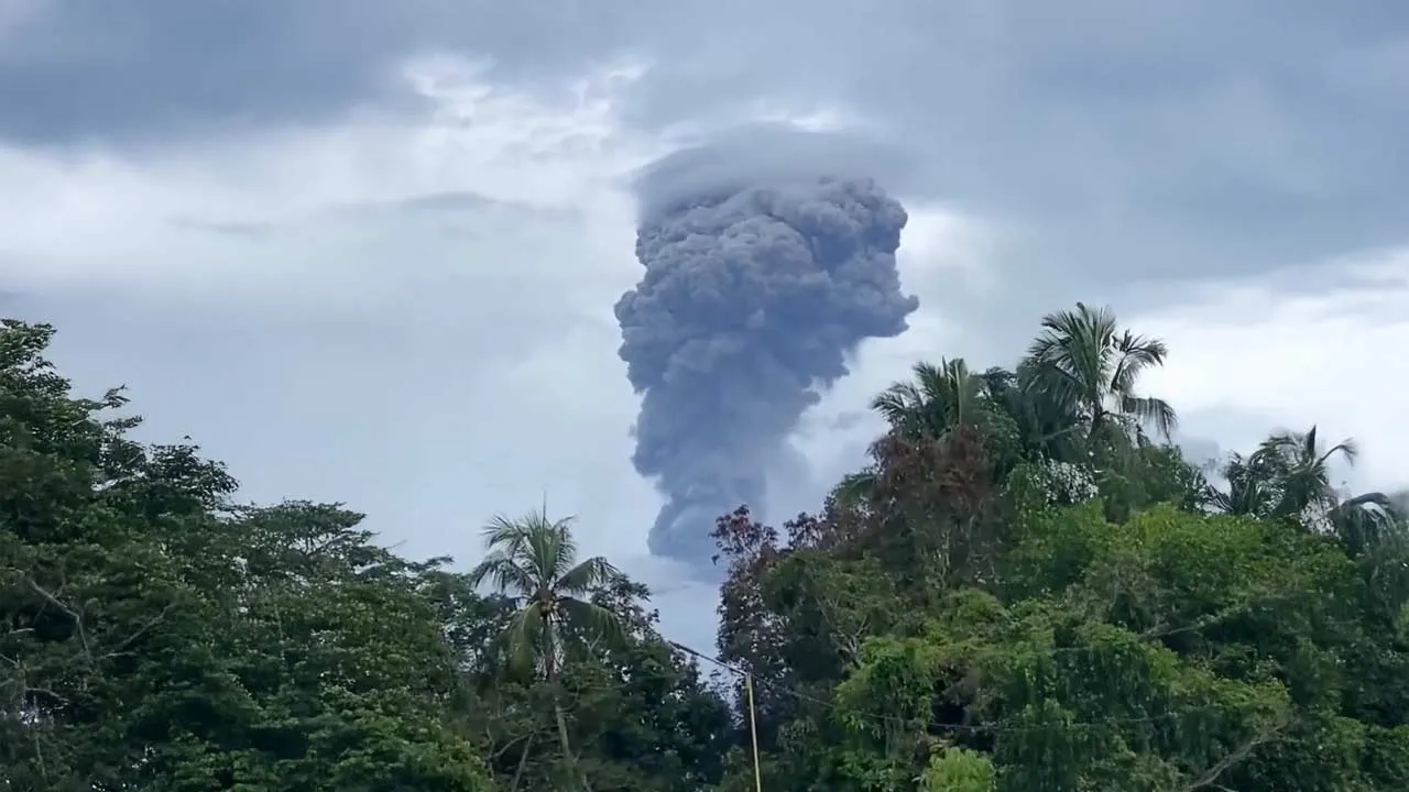 Quite a large eruption from Dukono, Indonesia today, sending an ash plume around 4,000m above the summit (about 5,087m above sea level).