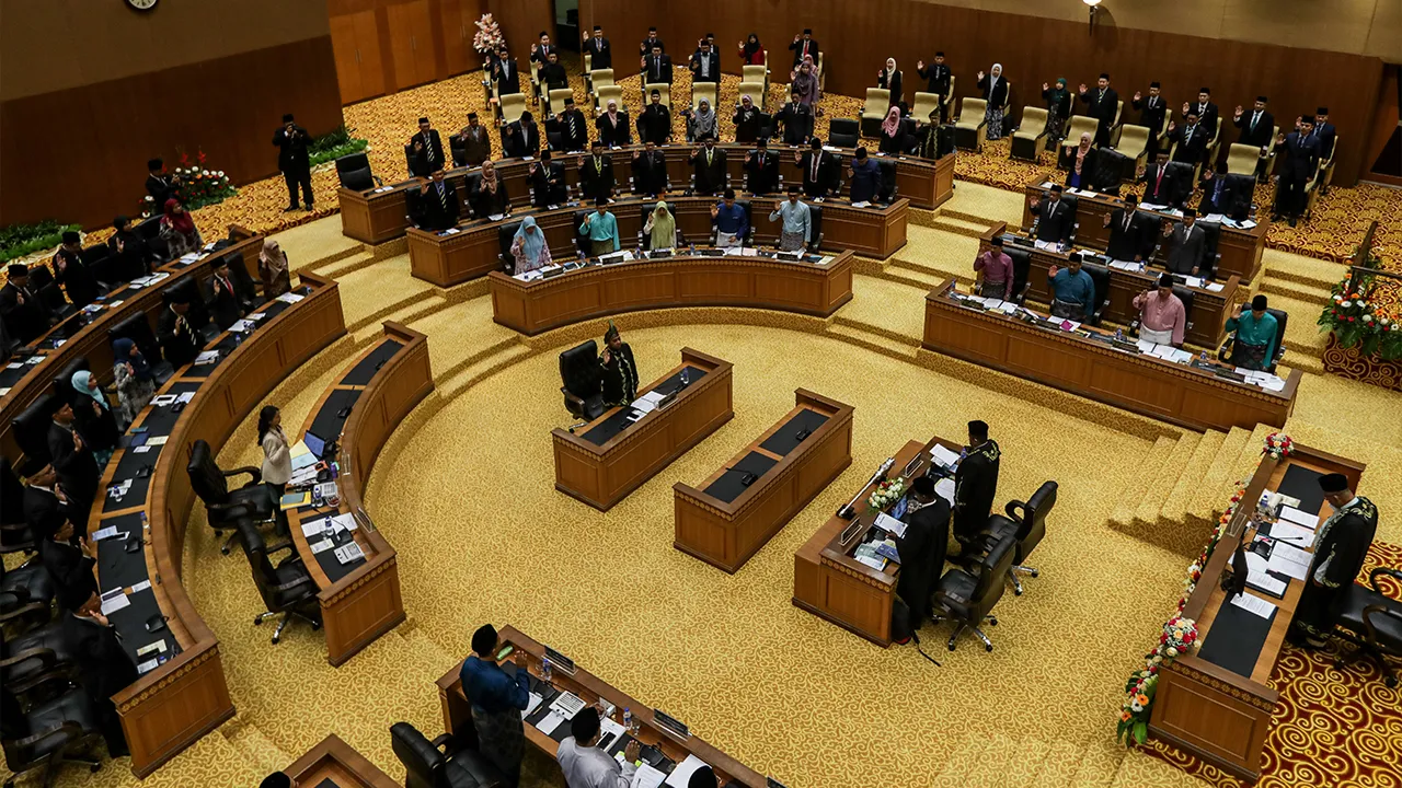 KANGAR, 23 April -- Sidang Dewan Undangan Negeri Perlis dimulai dengan lafaz ikrar Rukun Negara buat julung kalinya pada Persidangan Ketiga Dewan Undangan Negeri (DUN) Perlis Ke-15 yang berlangsung di Kompleks DUN Perlis, hari ini.  Persidangan DUN berlangsung selama tiga hari bermula Selasa, dengan upacara perasmian disempurnakan oleh Raja Perlis, Tuanku Syed Sirajuddin Jamalullail pada 22 April._BERNAMA