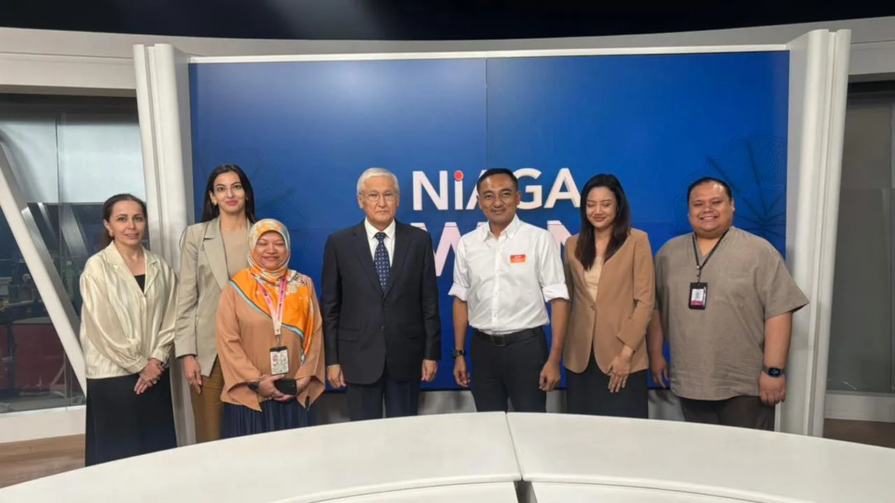 Duta Rusia ke Malaysia, Naiyl Latipov (tengah) mengadakan kunjungan hormat ke stesen televisyen Astro AWANI di Bukit Jalil, 27 April 2026.