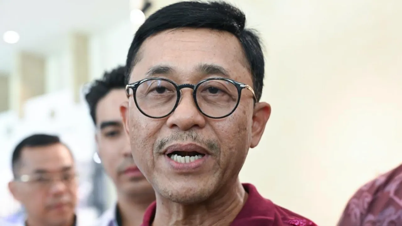 SHAH ALAM, 26 April (Bernama) -- Beberapa Exco Kerajaan Negeri Selangor hari ini meminta Polis Diraja Malaysia (PDRM) serta Suruhanjaya Komunikasi dan Multimedia Malaysia (MCMC) mengambil tindakan tegas terhadap hantaran yang menghina Sultan Selangor menerusi media sosial.