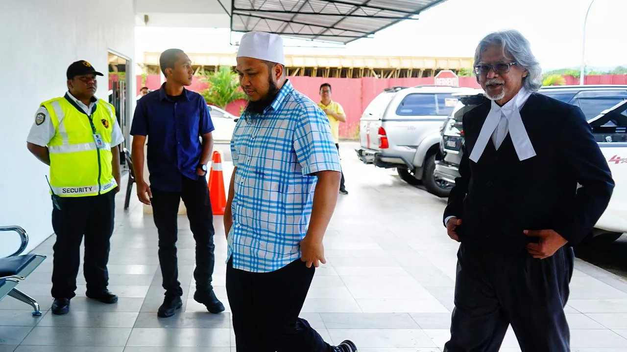TENOM, 30 April -- Mahkamah Majistret hari ini memerintahkan pendakwah Ebit Irawan Lew, atau lebih dikenali sebagai Ebit Lew, membela diri atas 11 pertuduhan berkaitan gangguan seksual.  Majistret Nur Asyraf Zolhani berkata mahkamah membuat keputusan itu selepas mendapati pihak pendakwaan berjaya membuktikan kes prima facie terhadap Ebit Lew, 41. --fotoBERNAMA(2026) HAKCIPTA TERPELIHARA