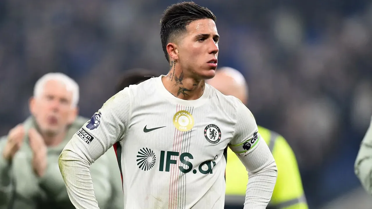 Chelsea menggugurkan pemain dengan rekod pembelian termahal mereka, Enzo Fernandez, selama dua perlawanan selepas pemain tengah itu secara terbuka meragui masa depannya di Stamford Bridge, kata pengurus pasukan itu, Liam Rosenior.