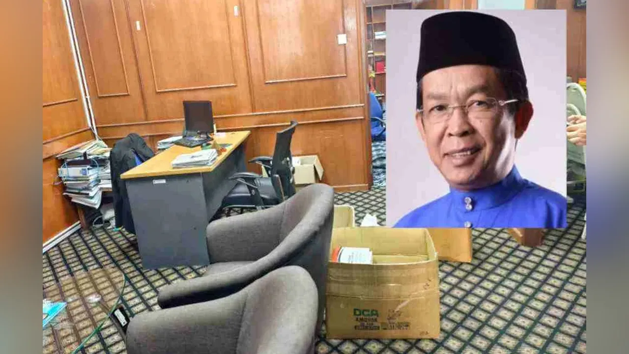Jalaluddin telah pun mengarahkan pegawainya mengemaskan barangnya di pejabatnya di Wisma Negeri.