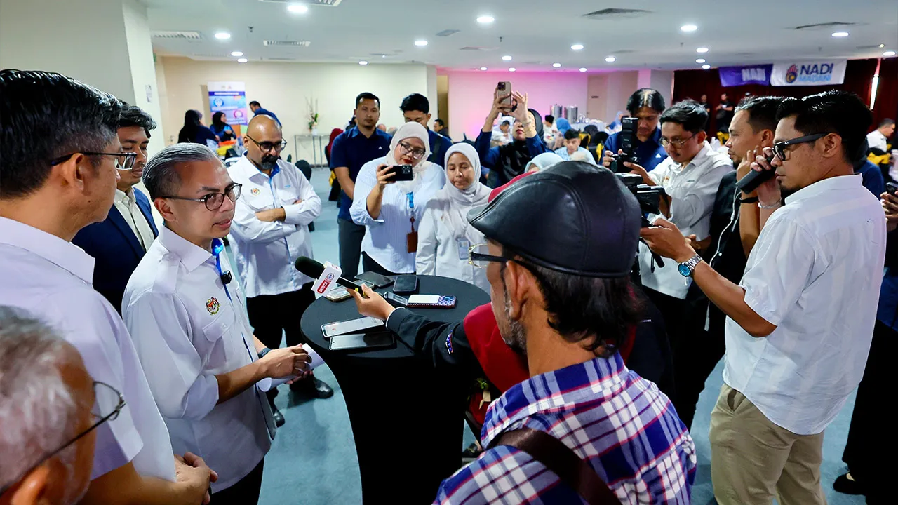 KUALA TERENGGANU, 13 April -- Menteri Komunikasi Datuk Fahmi Fadzil mengadakan sidang media selepas menyampaikan watikah pelantikan kepada pengerusi panel penasihat Pusat Sebaran Maklumat Nasional (NADI) bagi Negeri Terengganu di sini, hari ini._BERNAMA