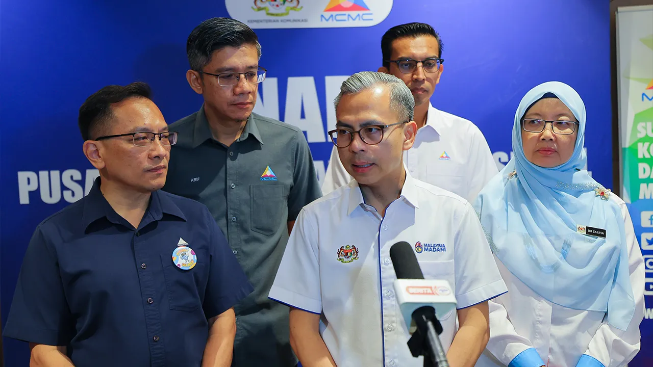 JOHOR BAHRU, 5 April -- Menteri Komunikasi Datuk Fahmi Fadzil pada sidang media selepas majlis penyampaian Watikah Pelantikan kepada Pengerusi Panel Penasihat NADI bagi Negeri Johor di sebuah hotel hari ini._BERNAMA