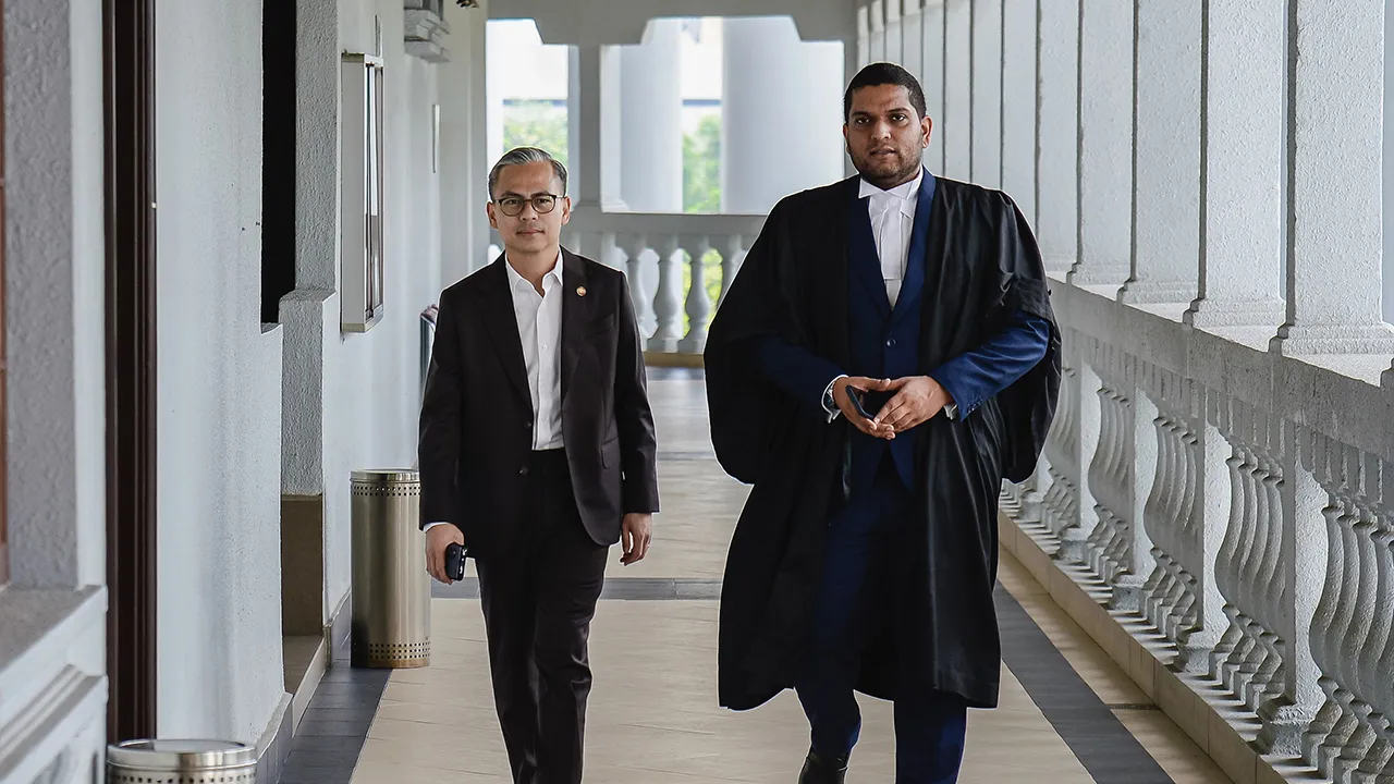 KUALA LUMPUR, 7 April -- Menteri Komunikasi, Datuk Fahmi Fadzil (kiri) hadir pada prosiding kes saman fitnah terhadap Papagomo atau Wan Muhammad Azri Wan Deris di Kompleks Mahkamah Kuala Lumpur hari ini._BERNAMA