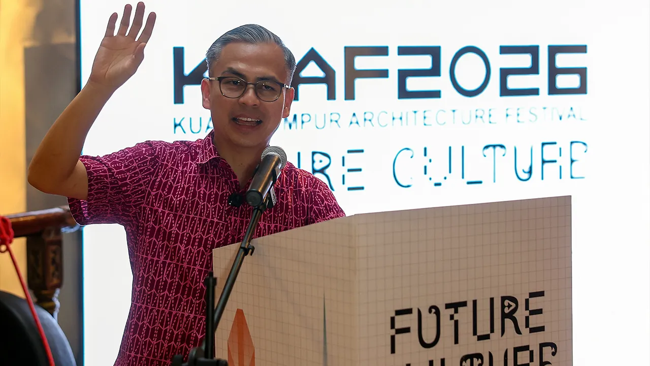 KUALA LUMPUR, 18 April -- Menteri Komunikasi Datuk Fahmi Fadzil menyampaikan ucapan perasmian pada Persidangan Datum sempena Festival Seni Bina Kuala Lumpur (KLAF) 2026 anjuran Pertumbuhan Arkitek Malaysia (PAM) di The Linc Kuala Lumpur hari ini._BERNAMA