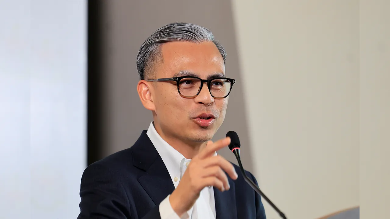 PUTRAJAYA, 4 Mac -- Menteri Komunikasi Datuk Fahmi Fadzil bercakap pada sidang media mingguan di Kementerian Komunikasi hari ini.  --fotoBERNAMA (2026) HAK CIPTA TERPELIHARA