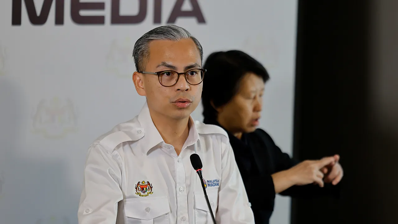 PUTRAJAYA, 8 April -- Menteri Komunikasi merangkap jurucakap Kerajaan Perpaduan, Datuk Fahmi Fadzil, bercakap mengenai taklimat krisis tenaga global pada sidang media mingguan Kabinet di Putrajaya hari ini._BERNAMA