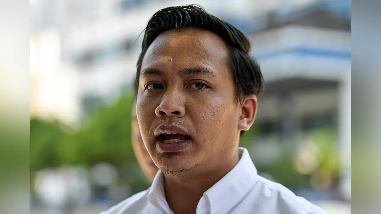 KUALA LUMPUR, 9 Jan --Ahli Majlis Pimpinan Pusat (MPP) Parti Keadilan Rakyat Fahmi Zainol (tengah) ketika sidang media selepas laporan polis yang dibuat terhadap seorang pentadbir akaun media sosial milik seorang bekas perdana menteri yang didakwa menghina mahkamah berkaitan kes SRC International di Ibu Pejabat Polis Daerah Dang Wangi, Kuala Lumpur hari ini.   --fotoBERNAMA (2025) HAK CIPTA TERPELIHARA
