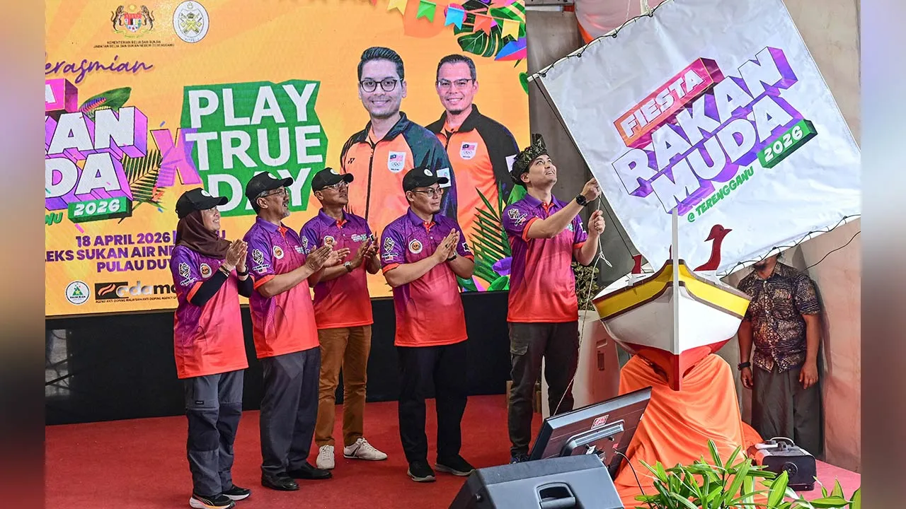 KUALA TERENGGANU, 18 April -- Menteri Belia dan Sukan Dr Mohammed Taufiq Johari (kanan) menyempurnakan gimik perasmian pada Majlis Perasmian Fiesta Rakan Muda Terengganu 2026 di Kompleks Sukan Air Negeri Terengganu hari ini.  Turut sama Pengerusi Jawatankuasa Pembangunan Belia, Sukan dan Badan Bukan Kerajaan Terengganu Hishamuddin Abdul Karim (empat, kiri). --fotoBERNAMA (2026) HAK CIPTA TERPELIHARA