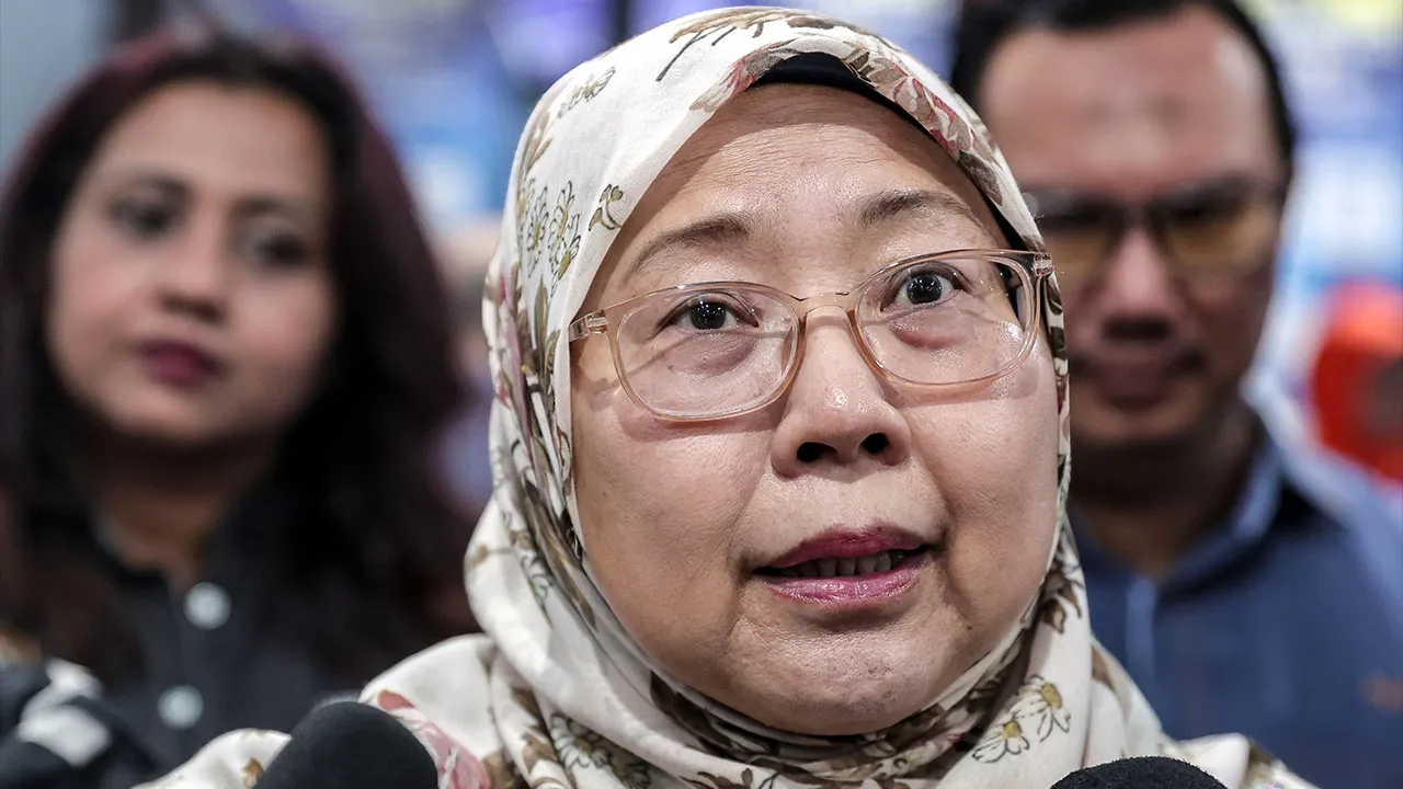 JOHOR BAHRU, 4 April -- Timbalan Menteri Perdagangan Dalam Negeri dan Kos Sara Hidup, Datuk Dr Fuziah Salleh bercakap kepada pemberita selepas meninjau pelaksanaan Program Agihan Minyak Masak Bersubsidi yang diperkasa melalui aplikasi digital eCOSS di sebuah pasar raya di Johor Bahru, hari ini._BERNAMA