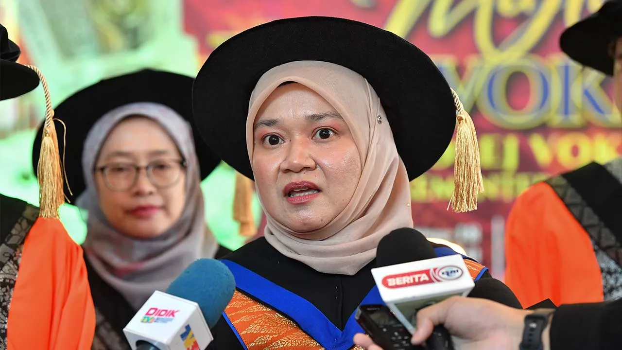NILAI, 9 April -- Menteri Pendidikan Fadhlina Sidek ketika ditemui media selepas Majlis Konvokesyen Kolej Vokasional Kali Ke-10 Tahun 2025 di Dewan Tuanku Canselor, Universiti Sains Islam Malaysia (USIM) hari ini.  --fotoBERNAMA (2026) HAK CIPTA TERPELIHARA
