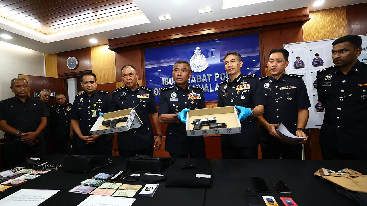 KUALA LUMPUR, 8 April -- Ketua Polis Kuala Lumpur, CP Datuk Fadil Marsus (empat kanan), bersama anggotanya menunjukkan dua pucuk pistol antara barangan yang dirampas susulan kejayaan polis menahan enam suspek lelaki dalam kes samun bersenjata dan penyamaran sebagai penjawat awam pada sidang media di Ibu Pejabat Polis Kontinjen Kuala Lumpur hari ini._BERNAMA
