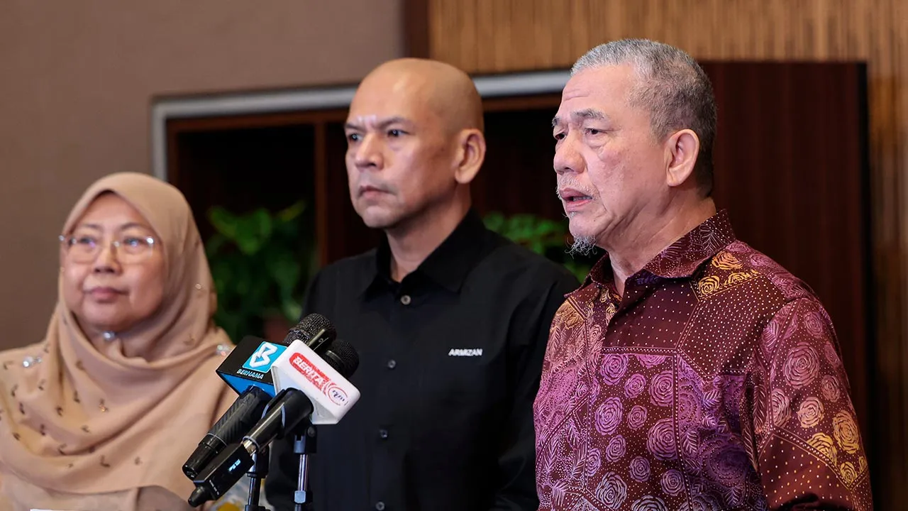 KOTA KINABALU, 20 April -- Timbalan Perdana Menteri yang juga Menteri Peralihan Tenaga dan Transformasi Air, Datuk Seri Fadillah Yusof (kanan) ketika mengadakan sidang media selepas mempengerusikan Mesyuarat Khas Penubuhan Pasukan Petugas Khas OPS Tiris 4.0 (Bersepadu) Sabah dan Wilayah Persekutuan Labuan di Pusat Konvensyen Antarabangsa Sabah, hari ini.  Turut hadir Menteri Perdagangan Dalam Negeri dan Kos Sara Hidup Datuk Armizan Ali (tengah) dan timbalannya Datuk Dr Fuziah Salleh (kiri).  --fotoBERNAMA (