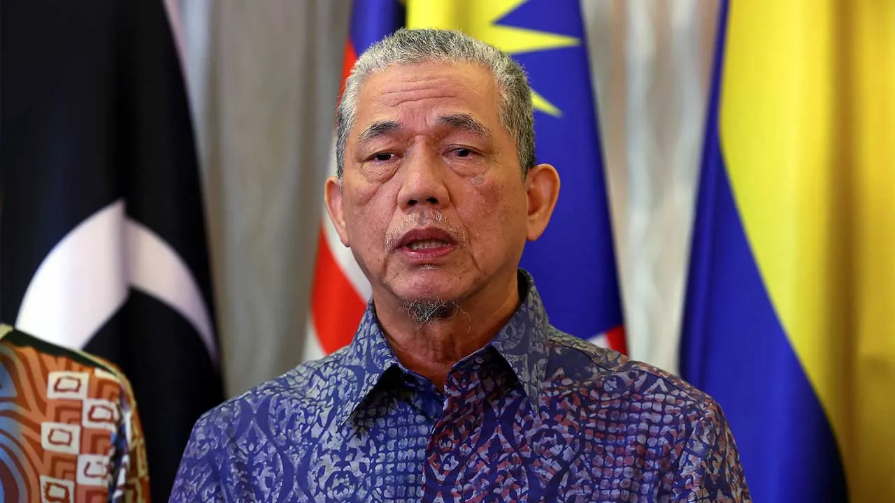 PUTRAJAYA, 6 April -- Timbalan Perdana Menteri Datuk Seri Fadillah Yusof ketika Taklimat Krisis Tenaga Global di Kementerian Perdagangan dalam Negeri dan Kos Sara hidup hari ini.   --fotoBERNAMA(2026) HAK CIPTA TERPELIHARA  KUALA LUMPUR, April 6 -- Deputy Prime Minister Datuk Seri Fadillah Yusof speaks to the media after a briefing on the global energy crisis at the Ministry of Domestic Trade and Cost of Living (KPDN) here today.  -- fotoBERNAMA (2026) COPYRIGHT RESERVED