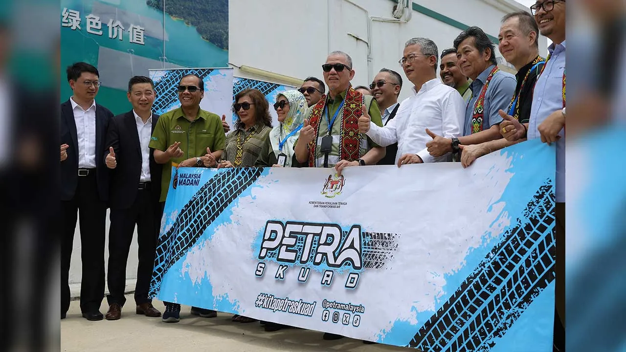 SRI AMAN, 12 April -- Timbalan Perdana Menteri Datuk Seri Fadillah Yusof (tengah) yang juga Menteri Peralihan,Tenaga dan Transformasi Air melawat Batang Ai HEP sempena program PETRA Skuad Zon Sarawak dekat sini, hari ini.  -- fotoBERNAMA (2026) HAKCIPTA TERPELIHARA