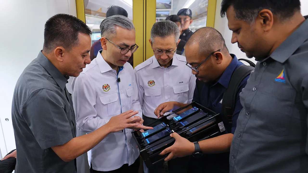 SEGAMAT, 19 April -- Menteri Komunikasi Datuk Fahmi Fadzil (dua, kiri) menyertai sesi ujian kelajuan dan kualiti liputan selular sepanjang laluan Kereta Api Elektrik (ETS) dari KL Sentral ke Segamat, Johor hari ini.  Turut hadir Ketua Setiausaha (KSU) Kementerian Komunikasi, Datuk Abdul Halim Hamzah (tiga, kiri).  Sesi ujian ini bertujuan menilai prestasi liputan serta kelajuan rangkaian 4G dan 5G secara masa nyata di sepanjang laluan rel yang merupakan antara koridor pengangkutan utama negara.  -- fotoBERN
