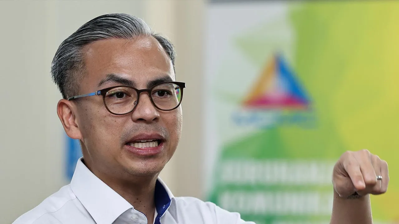 MUAR, 20 April -- Menteri Komunikasi Datuk Fahmi Fadzil berucap pada Kempen Internet Selamat di Perpustakaan Mini, Politeknik Tun Syed Nasir Syed Ismail, Pagoh hari ini.  --fotoBERNAMA (2026) HAK CIPTA TERPELIHARA