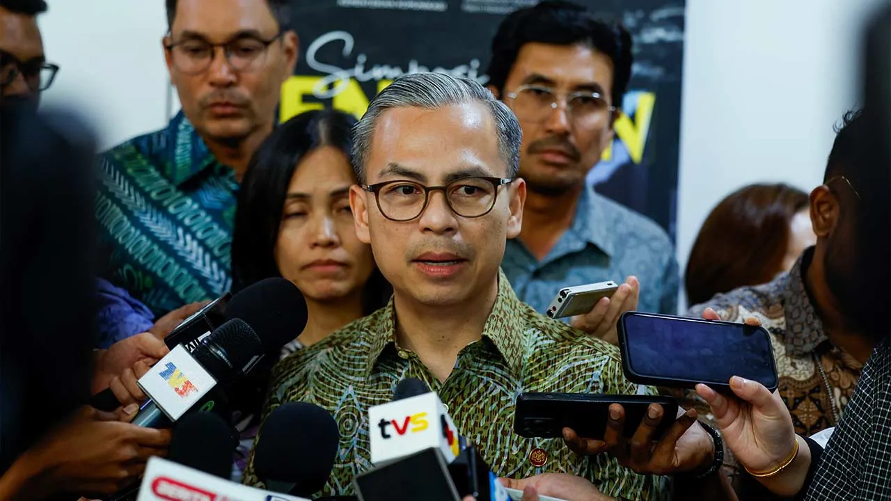 KUALA LUMPUR, 9 April -- Menteri Komunikasi Datuk Fahmi Fadzil bercakap pada sidang media selepas Simposium Seniman 2026 di Pusat Konvensyen MPAJ Taman Melawati hari ini.  Turut sama, Timbalan Menteri Komunikasi Teo Nie Ching, Pengerusi Finas Datuk Hans Isaac dan Ketua Pegawai Eksekutif Finas Datuk Azmir Saifuddin Mutalib.  -- fotoBERNAMA (2026) HAK CIPTA TERPELIHARA