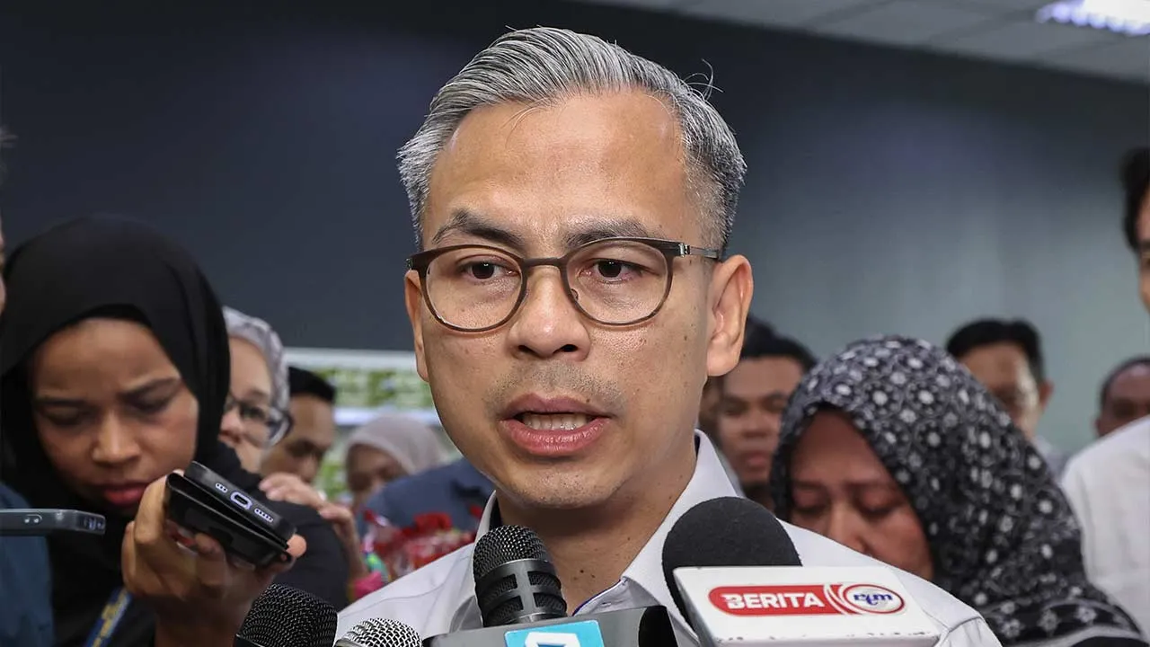 MUAR, 20 April -- Menteri Komunikasi Datuk Fahmi Fadzil, bercakap kepada pemberita selepas melakukan tinjauan sistem Budi MADANI Ron95 di Stesen Petronas Jalan Muar-Pagoh hari ini.  --fotoBERNAMA (2026) HAK CIPTA TERPELIHARA