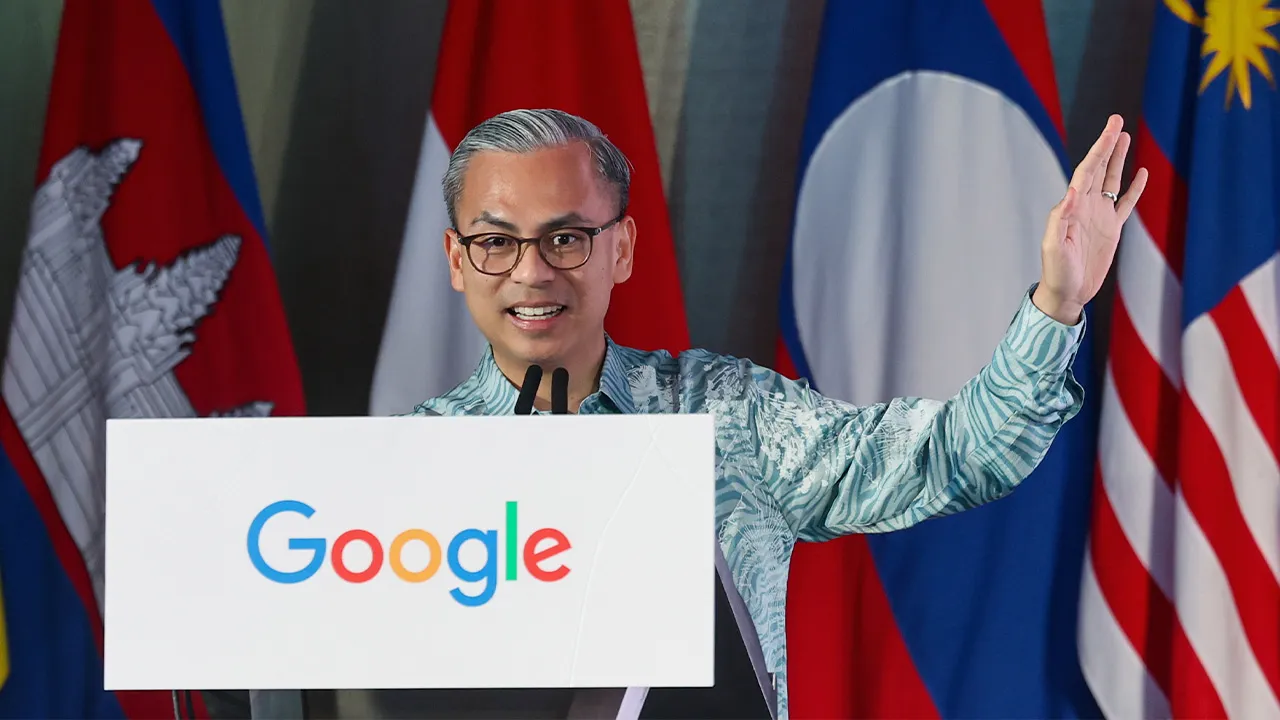 KUALA LUMPUR, 28 April -- Menteri Komunikasi Datuk Fahmi Fadzil menyampaikan ucapan pada perasmian Dialog Keselamatan Dalam Talian Asia Pasifik 2026 hari ini.  -- fotoBERNAMA