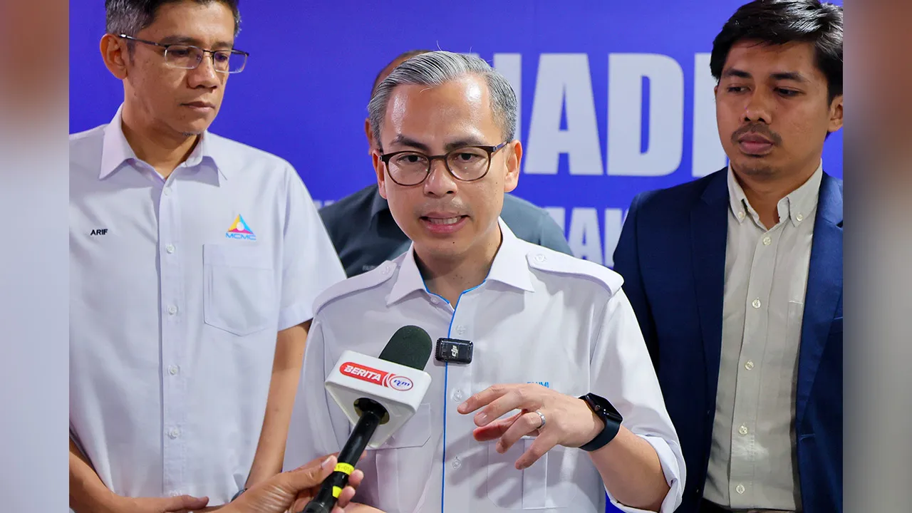 KUALA TERENGGANU, 13 April -- Menteri Komunikasi Datuk Fahmi Fadzil bercakap pada sidang media selepas menyampaikan watikah pelantikan kepada pengerusi panel penasihat Pusat Sebaran Maklumat Nasional (NADI) bagi Negeri Terengganu di siini, hari ini.  --fotoBERNAMA