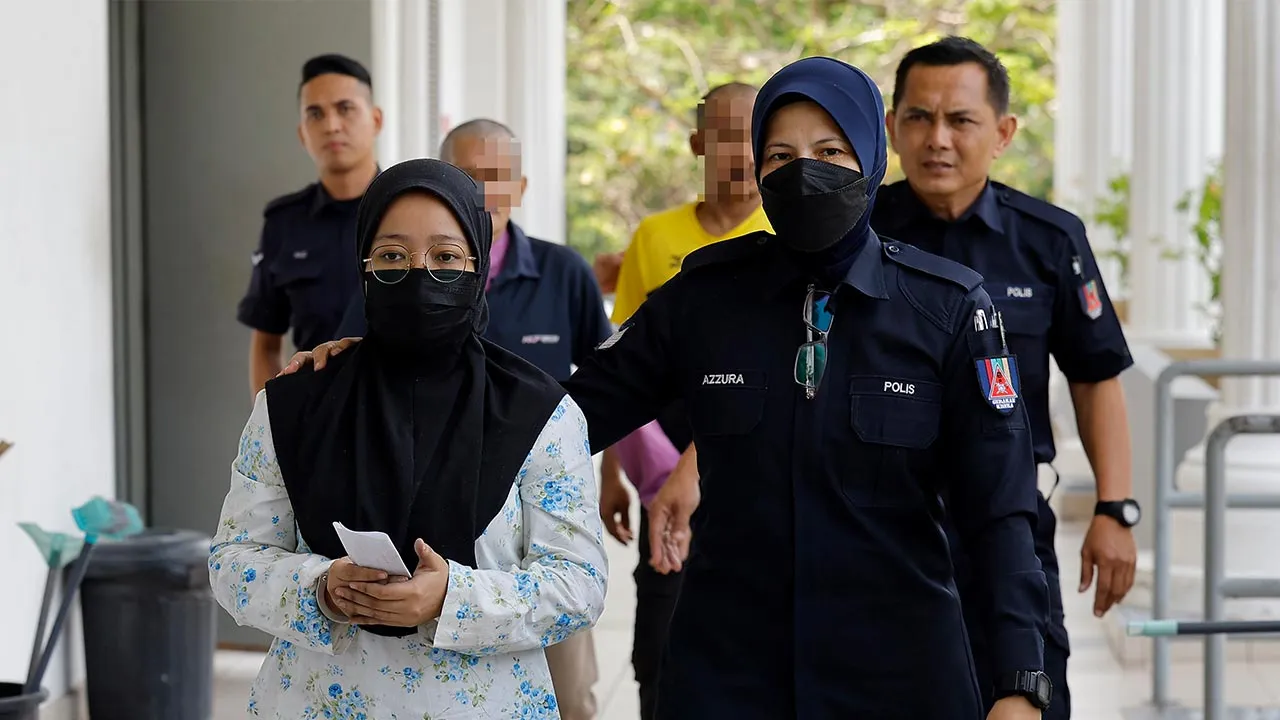 SEPANG, 29 April -- Seorang pengasuh, Farisha Azniha Mohd Sobri, 24, mengaku tidak bersalah di Mahkamah Sesyen di sini, hari ini atas pertuduhan menganiaya seorang bayi lelaki berusia lima bulan hingga menyebabkan kematian pada Februari lepas.  Farisha didakwa sebagai seorang yang mempunyai pemeliharaan terhadap seorang kanak-kanak telah menganiaya kanak-kanak itu hingga menyebabkan kematian di sebuah rumah di Kampung Sungai Merab Luar, Sepang pada 11 pagi, 12 Feb lepas.  Mahkamah menetapkan 21 Mei ini untu