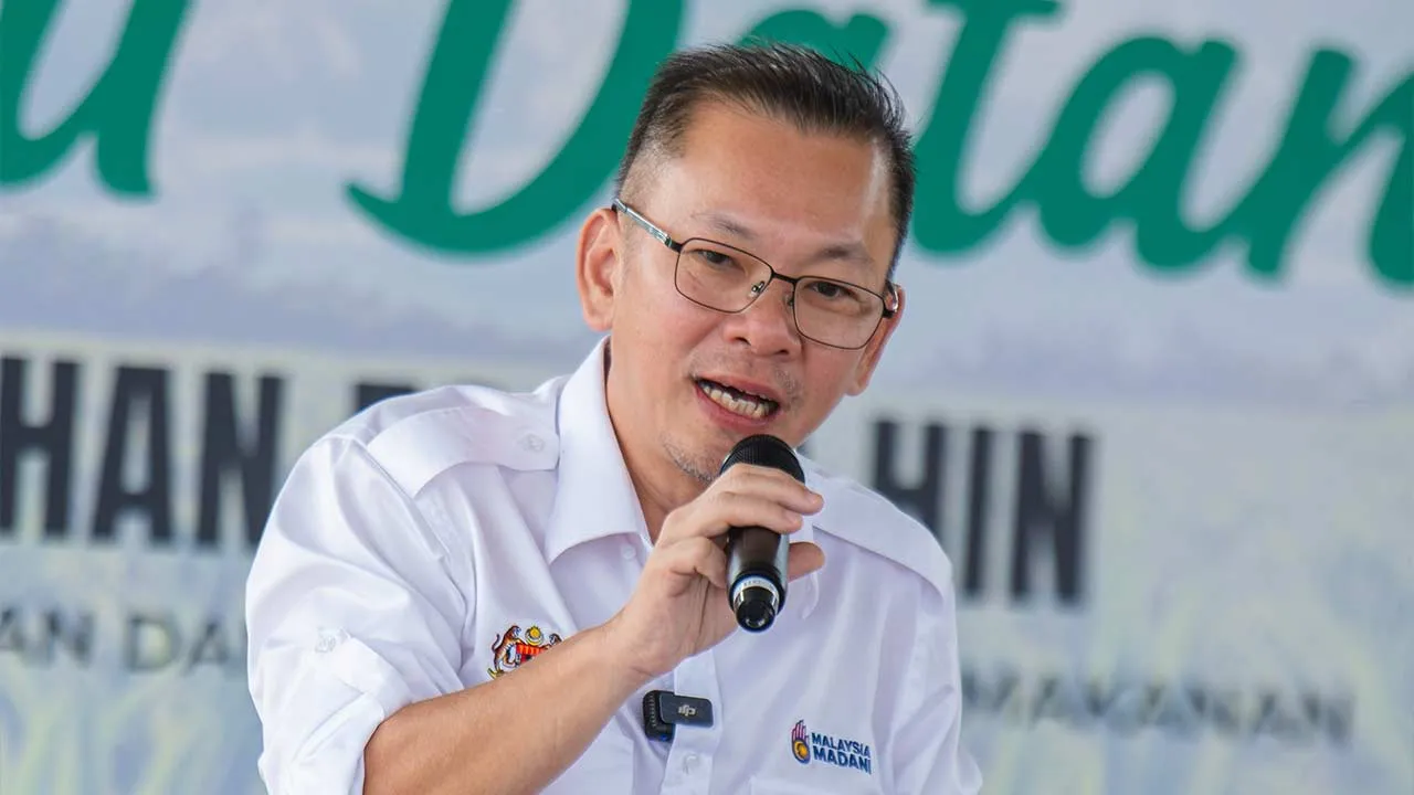 HULU SELANGOR, 14 Jan -- Timbalan Menteri Perladangan dan Komoditi, Datuk Chan Foong Hin, menyampaikan ucapan sempena Lawatan Kerja ke Pusat Pengumpulan Nenas Sungai Gumut di Premium Pineapple, Sungai Gumut, hari ini. --fotoBERNAMA (2026) HAK CIPTA TERPELIHARA