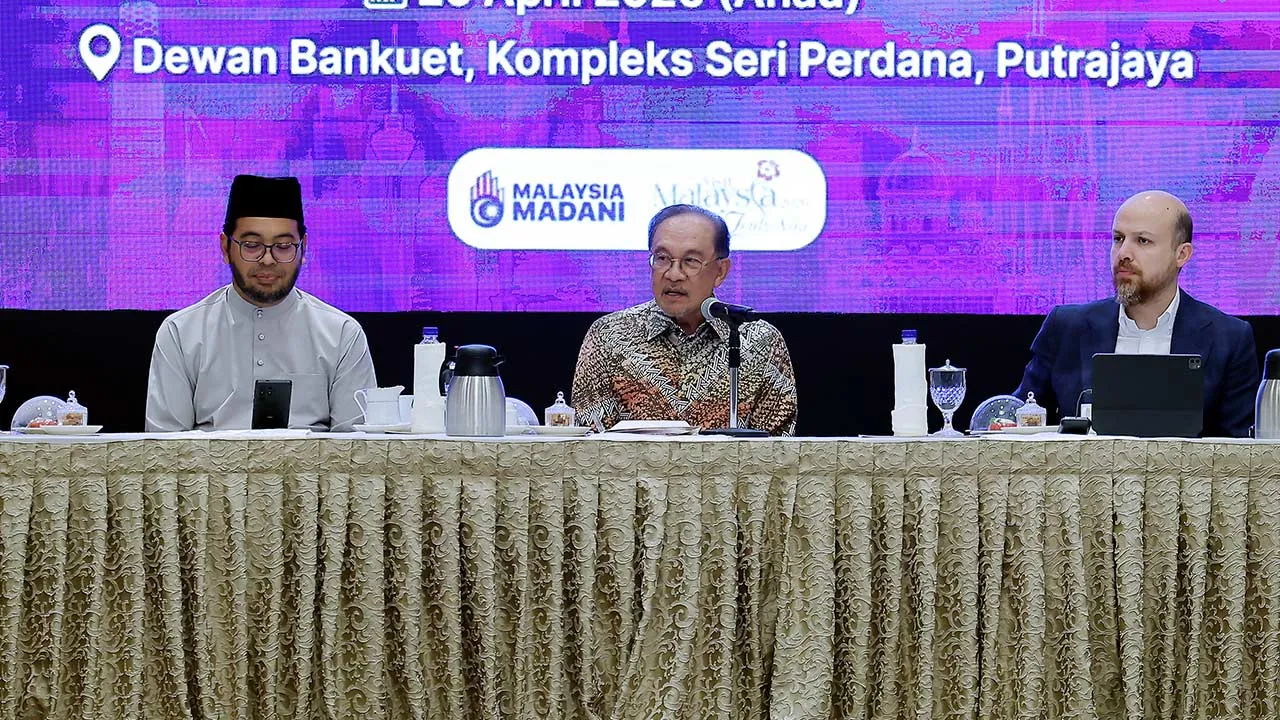 PUTRAJAYA, 26 April -- Perdana Menteri Datuk Seri Anwar Ibrahim (tengah) sebagai moderator bagi Forum Ilmuan Malaysia MADANI di Kompleks Seri Perdana, Putrajaya, malam ini.  Turut dibarisi sebagai panel jemputan, Naib Pengerusi Ibn Haldun Universiti Necmeddin Bilal Erdogan (kanan) dan Menteri di Jabatan Perdana Menteri (Hal Ehwal Agama) Dr. Zulkifli Hasan (kiri). --fotoBERNAMA (2026) HAK CIPTA TERPELIHARA