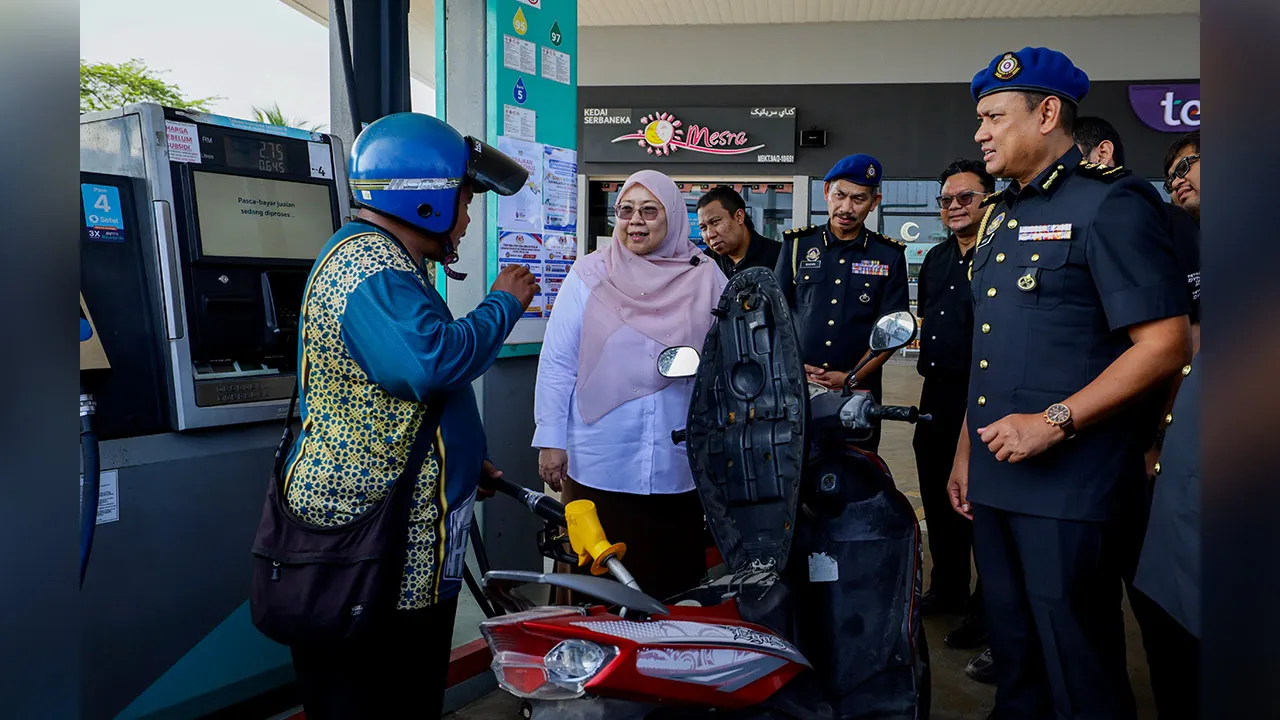 KUALA TERENGGANU, 13 April -- Timbalan Menteri Perdagangan Dalam Negeri dan Kos Sara Hidup, Datuk Fuziah Salleh (dua, kiri) bertanyakan sesuatu kepada pengguna semasa melakukan pemantauan pelaksanaan pematuhan larangan penjualan dan pembelian barang kawalan (Petrol RON 95) di Petronas Jalan Tok Adis, Kuala Ibai, hari ini.  -- fotoBERNAMA