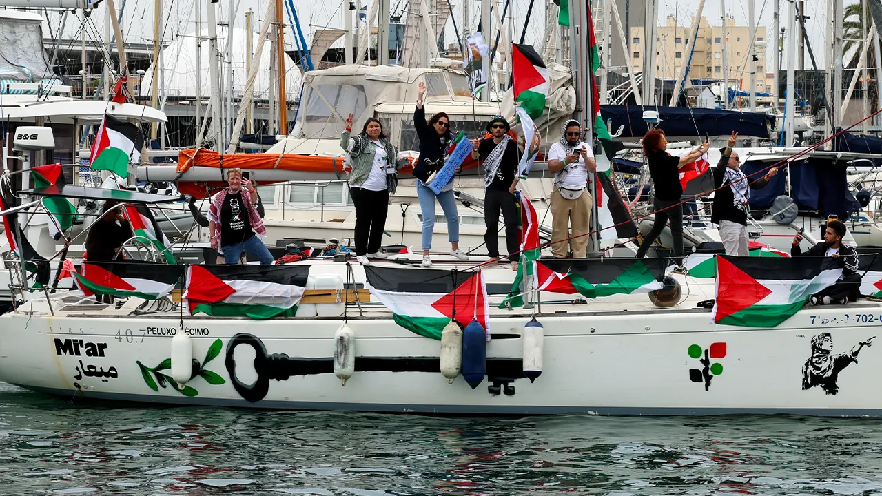 BARCELONA, 13 April -- Para aktivis misi kemanusiaan Global Sumud Flotilla (GSF) 2.0 memulakan pelayaran mereka di Laut Mediterranean dari Pelabuhan Barcelona menuju ke Gaza semalam dengan ribuan penyokong dari pelbagai negara berhimpun di Moll de la Fusta.  Misi berkenaan yang bertujuan memecahkan kepungan Israel ke atas Gaza serta menyalurkan bantuan kemanusiaan kepada rakyat Palestin. Misi berkenaan melibatkan lebih 80 kapal dan kira-kira 1,000 peserta dari seluruh dunia.  --fotoBERNAMA (2026) HAK CIPTA 
